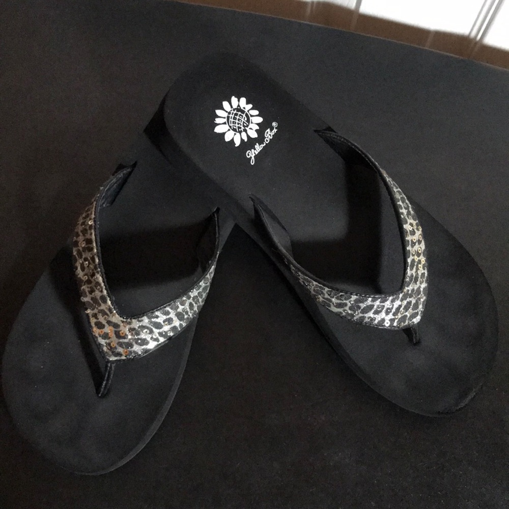 EUC Yellowbox flip flops size 8